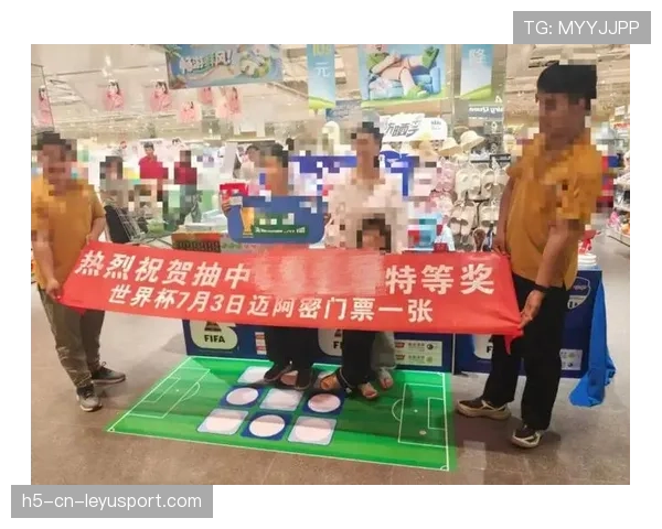 🎒一票难求的超级疯狂景象： 冠亚军总决赛的门票在黑市上已经被炒到了原价的数十倍之巨，对于普通的工薪阶层球迷来说，想要进入现场亲眼见证新王的诞生，到底要付出怎样高昂的代价？